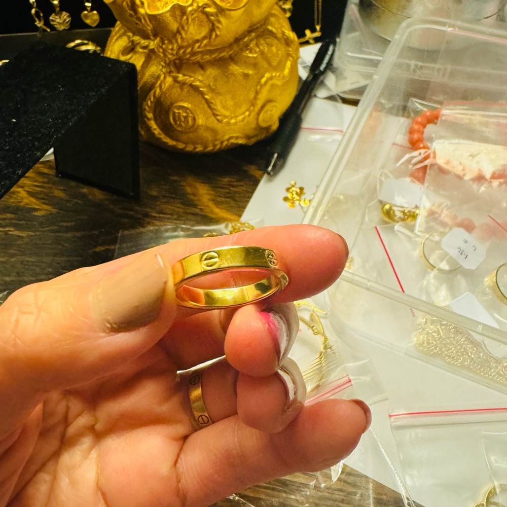 18K Saudi Gold Very Thick Solid Ring size 8. 8.5 Has Stamp 750 means 18Karat